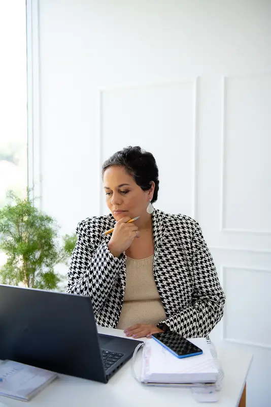 Escritório moderno com luz natural e plantas